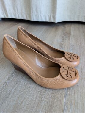 Tory Burch Sally Closed Toe Leather Wedge Pumps Tan Size 7